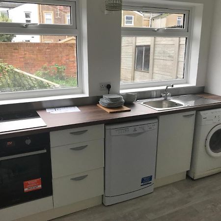 2 Bedroom Garden Apartment Челтнъм Екстериор снимка