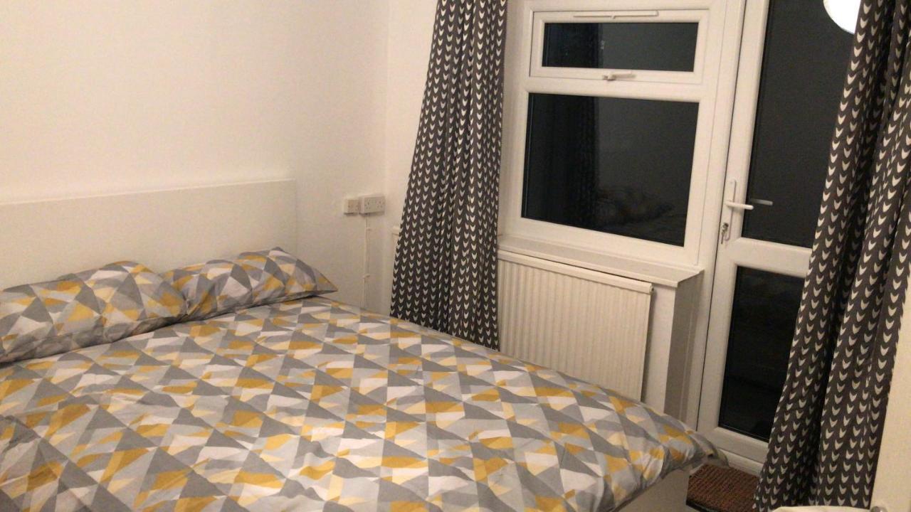 2 Bedroom Garden Apartment Челтнъм Екстериор снимка