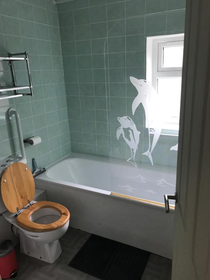 2 Bedroom Garden Apartment Челтнъм Екстериор снимка
